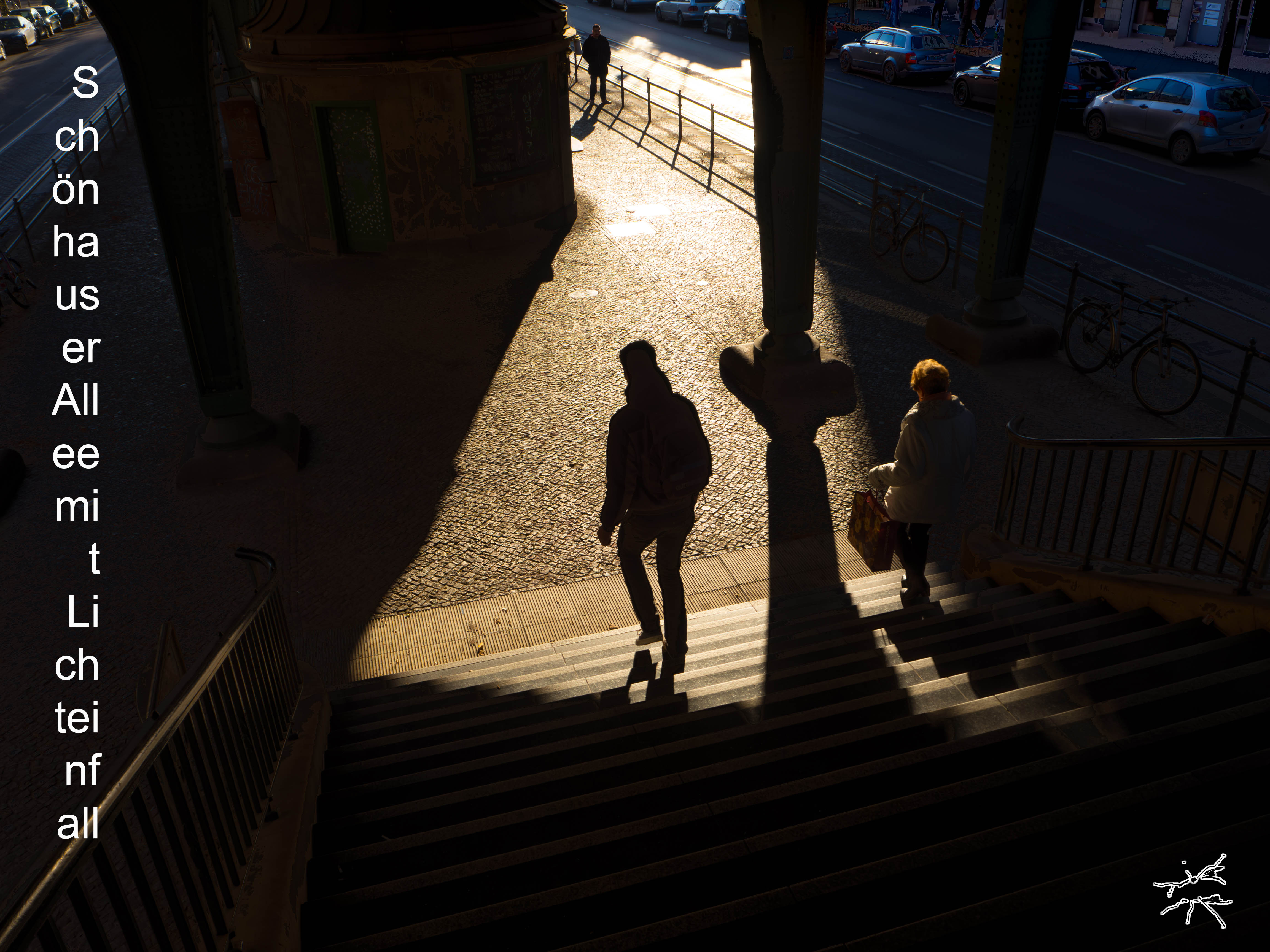 Deutsch: Ein Mann und eine ältere Frau gehen Seite an Seite unter der Hochbahn entlang, ihre Schritte für einen Moment synchron. Die Abendsonne fällt schräg, wirft Licht auf das Pflaster, streift die Treppe. Eisenpfeiler ragen auf, ihre Schatten ziehen sich lang über den Boden. Ein Zusammenspiel aus Licht, Bewegung und Stille. English: A man and an older woman walk side by side under the elevated railway, their steps briefly in sync. The evening sun falls diagonally, casting light on the cobblestones, brushing the stairs. Iron columns rise, their shadows stretching across the ground. A composition of light, movement, and stillness.
