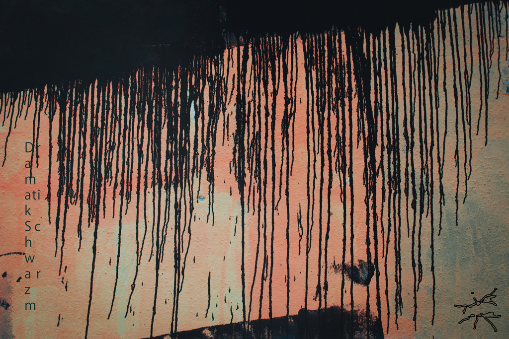 Dunkle, schwarze Farbspuren verlaufen senkrecht über eine orange-rosafarbene Wand, grafisch und emotional intensiv.