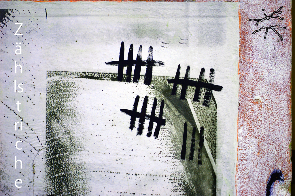 Zählstriche mit schwarzer Farbe auf strukturiertem Grund – abstrakte Markierung von Zeit oder Anzahl.