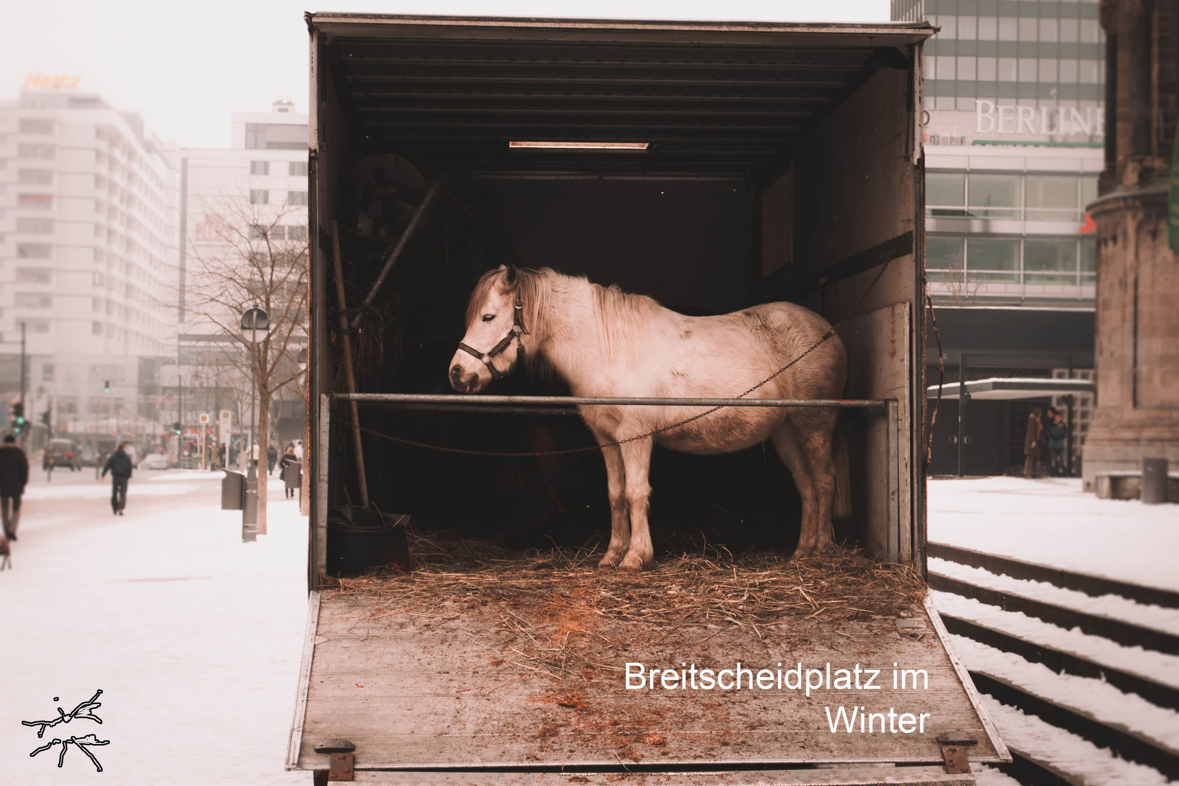 Deutsch: Ein Pferd steht ruhig in einem Transporter auf dem Breitscheidplatz, die Rampe offen, Stroh am Boden. Schnee dämpft den Lärm der Stadt. Im Hintergrund verschwimmen Passanten, das Wort „Berlin“ ragt groß an einer Wand. Eine stille Szene inmitten der winterlichen Kälte. English: A horse stands calmly in a transporter on Breitscheidplatz, the ramp open, straw on the ground. Snow muffles the city’s noise. Passersby blur into the background, while the word “Berlin” looms large on a wall. A quiet moment amid the winter cold.