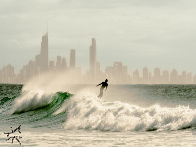 Surfer vor der Skyline von Surfers Paradise – Surfer’s Delight