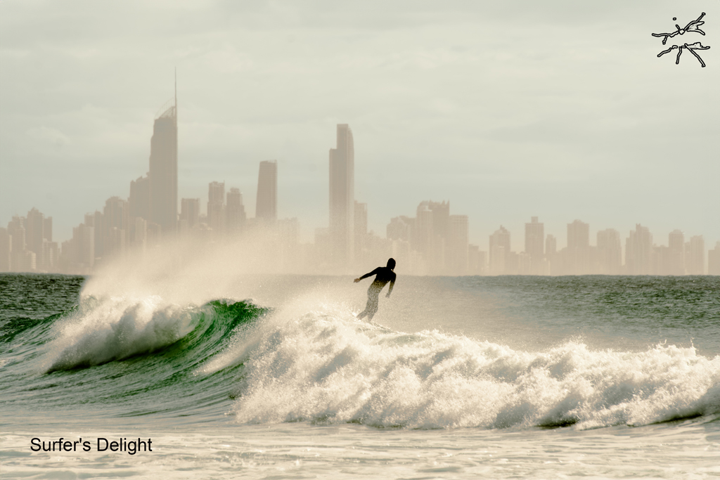 Deutsch:
Ein Surfer schneidet durch die Welle, sein Körper im Gleichgewicht zwischen Chaos und Kontrolle. Gischt sprüht in die Luft, während die Skyline von Surfers Paradise im Hintergrund stillsteht, ein stiller Beobachter der Bewegung.
English:
A surfer carves through the wave, his body balancing between chaos and control. Spray bursts into the air, while the skyline of Surfers Paradise stands still in the background, a silent observer of motion.