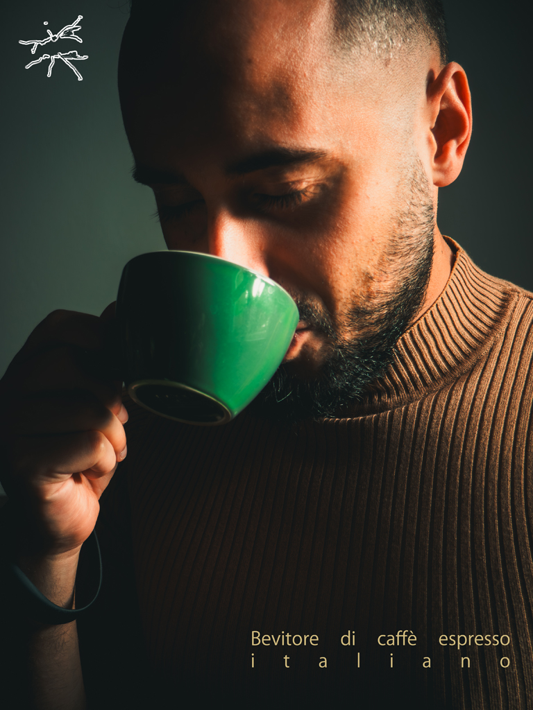 Mann mit geschlossenen Augen trinkt aus einer grünen Espressotasse, warmes Licht betont Ruhe und Genuss.