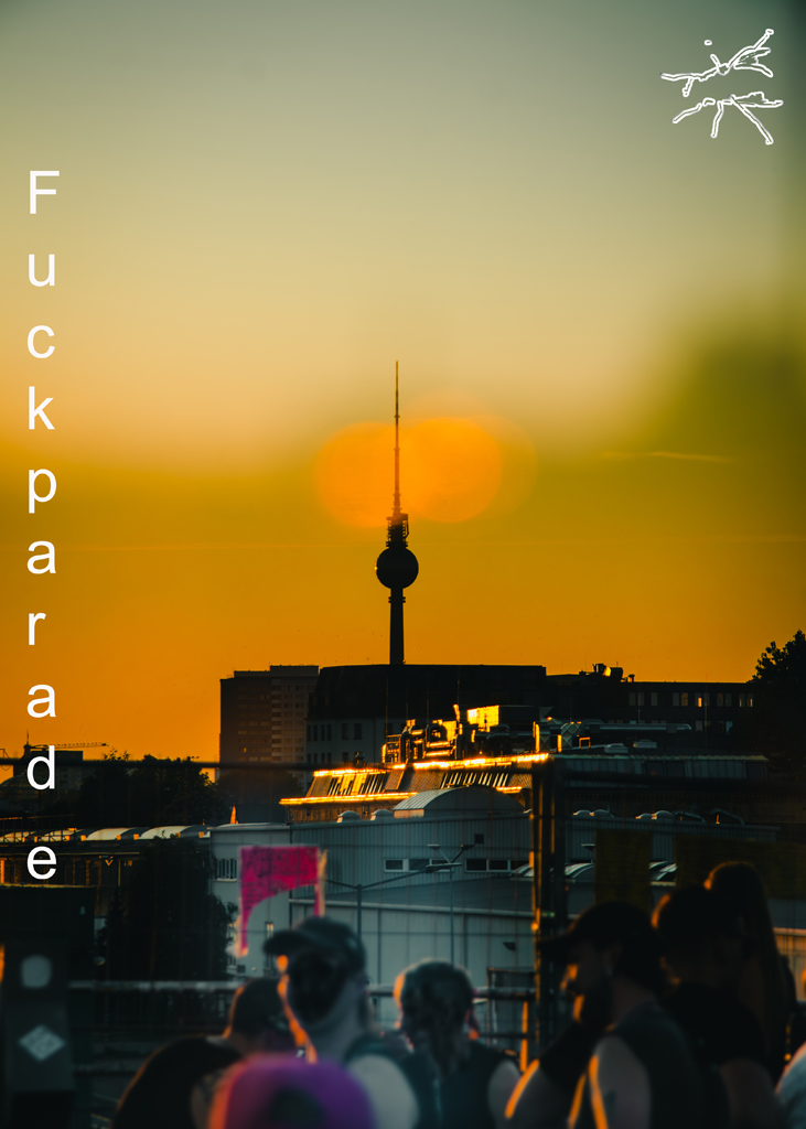 Menschenmenge bei Sonnenuntergang vor dem Berliner Fernsehturm während der Fuckparade, im Vordergrund verschwommen, mit dramatischer Lichtstimmung.