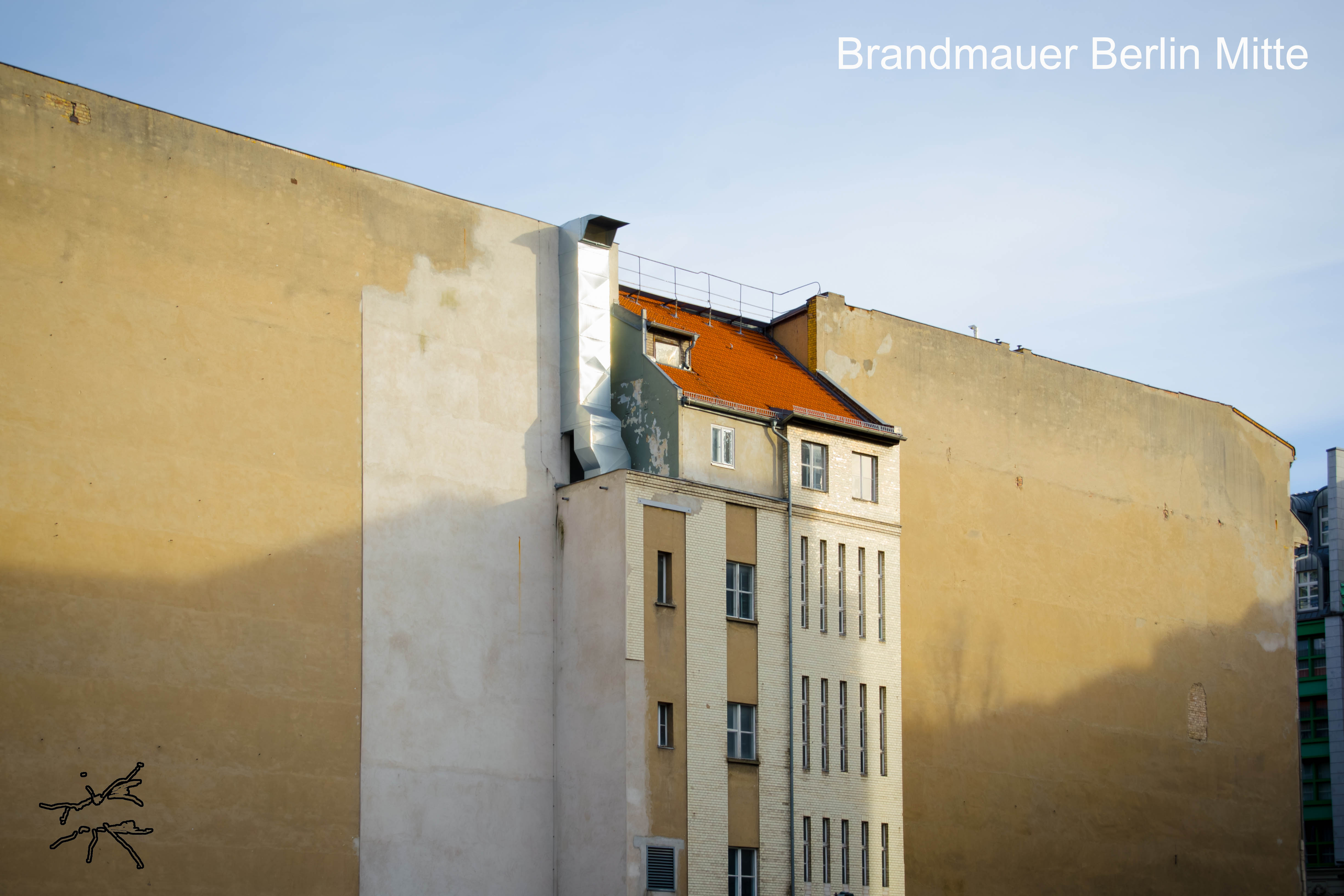 Deutsch: Ein einsames Hinterhaus, umrahmt von hohen Brandmauern in Berlin-Mitte. Glatte, verwitterte Fassaden erzählen von Vergangenheit, Wandel und der Offenheit Berlins, seine Narben sichtbar zu tragen. English: A lonely rear building, framed by towering firewalls in Berlin-Mitte. Smooth, weathered facades tell stories of history, transformation, and Berlin’s openness to displaying its scars.