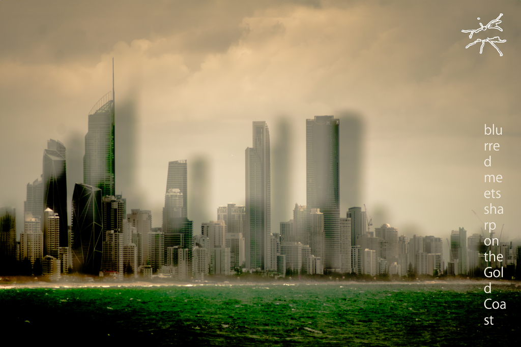 Stadtansicht der Gold Coast mit Hochhäusern, die teils scharf, teils verschwommen erscheinen – ein Spiel mit Schärfe und Unschärfe über dem Meer.