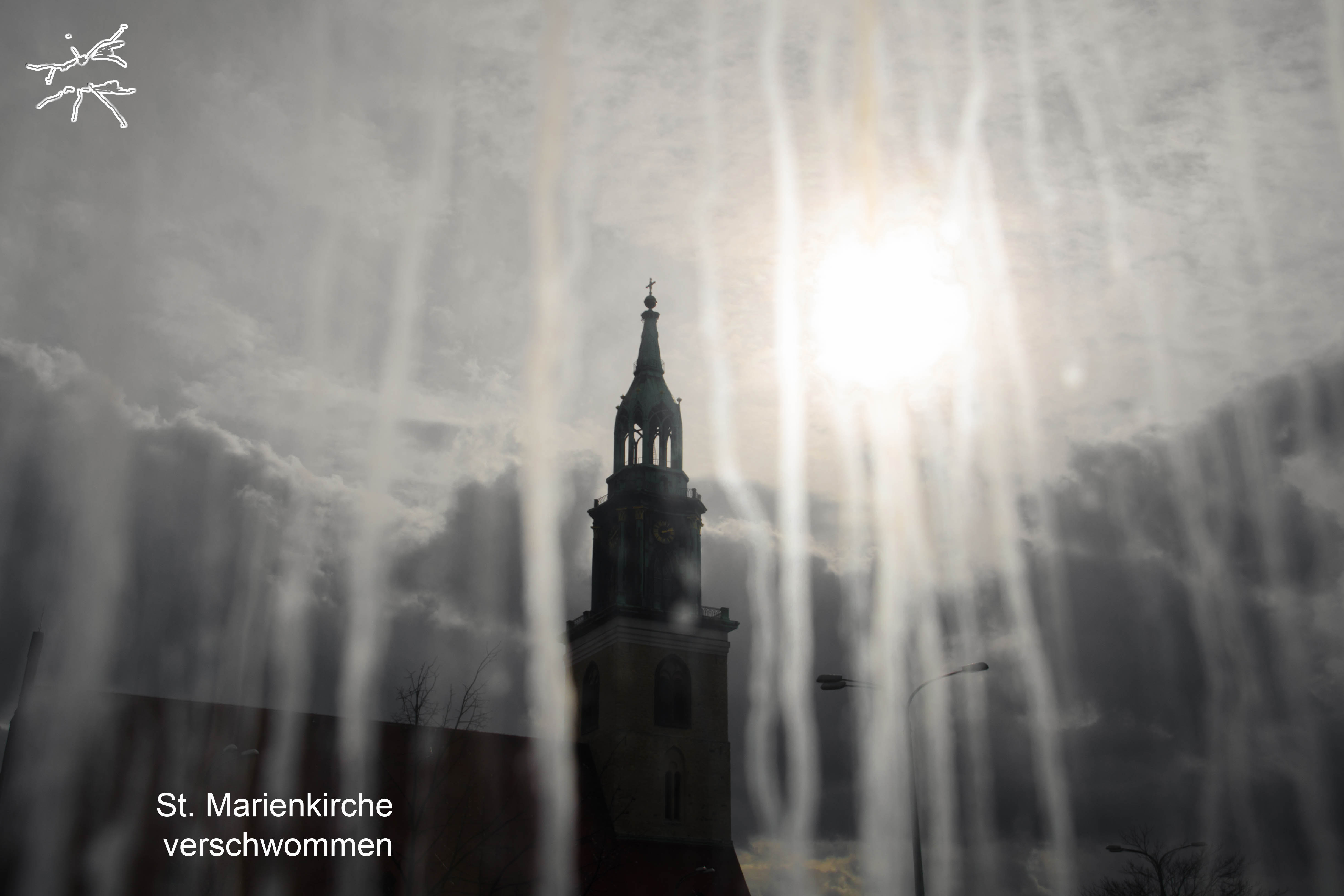 Die Silhouette der St. Marienkirche in Berlin ist hinter einer beschlagenen oder verschmutzten Glasscheibe zu sehen. Vertikale Schlieren verlaufen über das Bild, wodurch der Blick auf den Kirchturm und die dahinterliegende Sonne diffus und verschwommen erscheint.