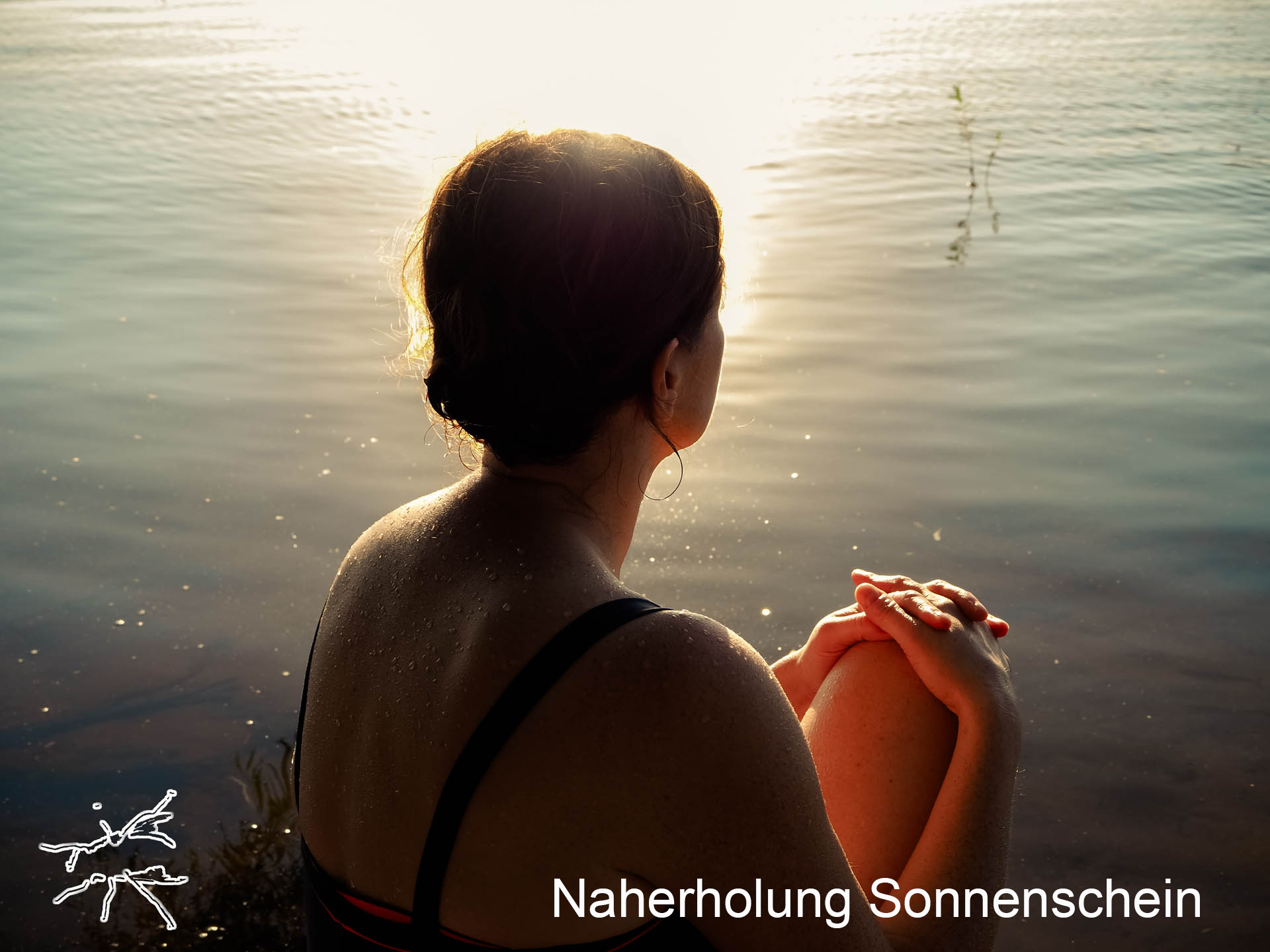 Deutsch:
Eine Frau sitzt in der warmen Sonne, ihr Rücken mir zugewandt. Ihre Hände ruhen auf dem angewinkelten Knie, sanft vom goldenen Licht berührt, während ihr Kopf und ihre Schultern im Schatten bleiben. Das Wasser vor ihr kräuselt sich leicht, der Himmel spannt sich weit.
English:
A woman sits in the warm sunlight, her back turned to me. Her hands rest on her bent knee, gently touched by golden light, while her shoulders and head remain softly in shadow. The water ripples lightly before her, the sky stretches wide.