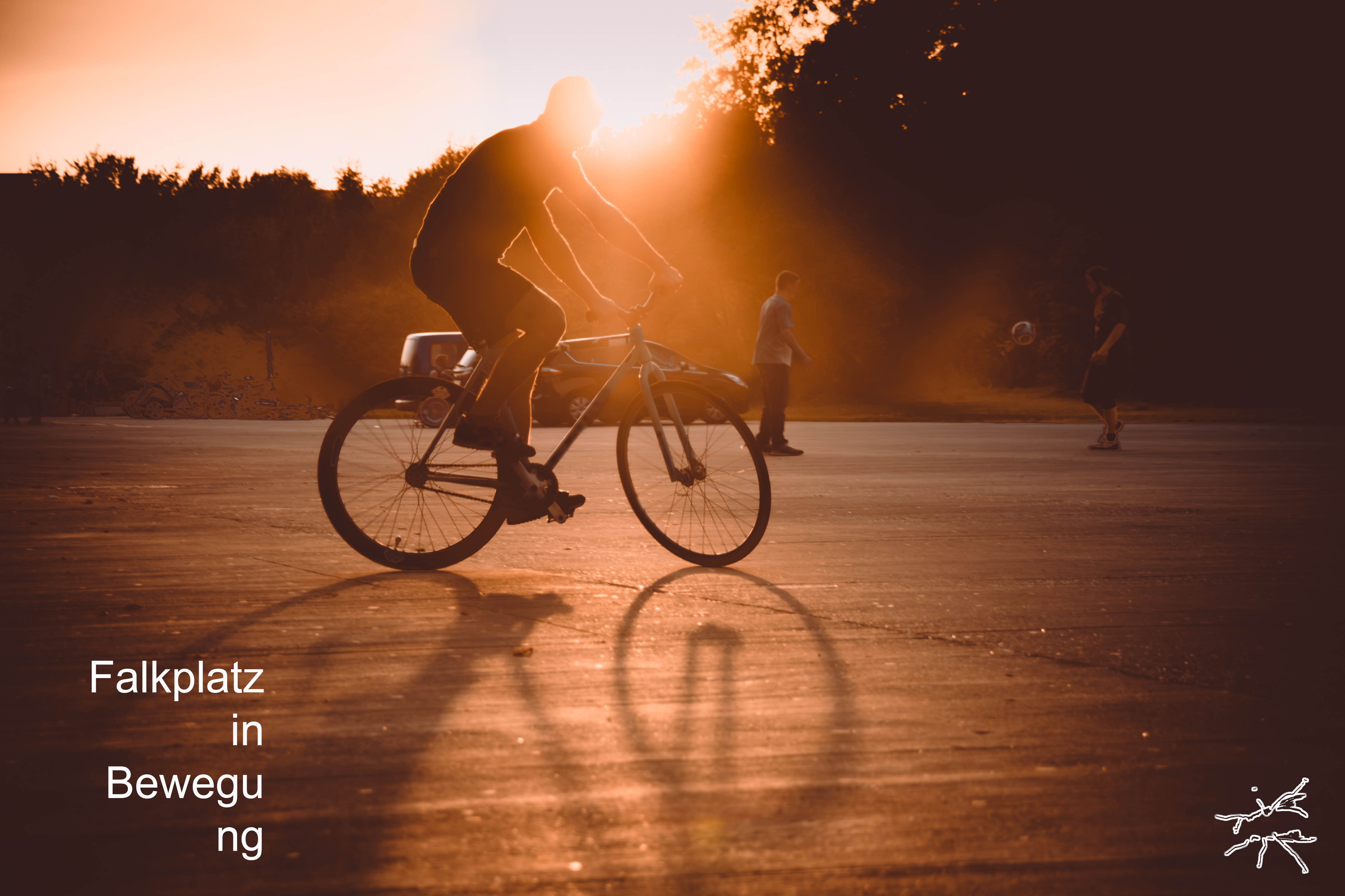 Alternativtext (Deutsch/Englisch): • Deutsch: Ein junger Mann fährt rückwärts auf dem Fahrrad, sein langer Schatten auf dem Boden. Zwei Freunde werfen sich einen Ball zu, Bewegung und Licht verweben sich in einem Moment spielerischer Leichtigkeit. • Englisch: A young man rides his bike backward, his long shadow stretching across the ground. Two friends toss a ball, movement and light intertwining in a moment of playful ease.