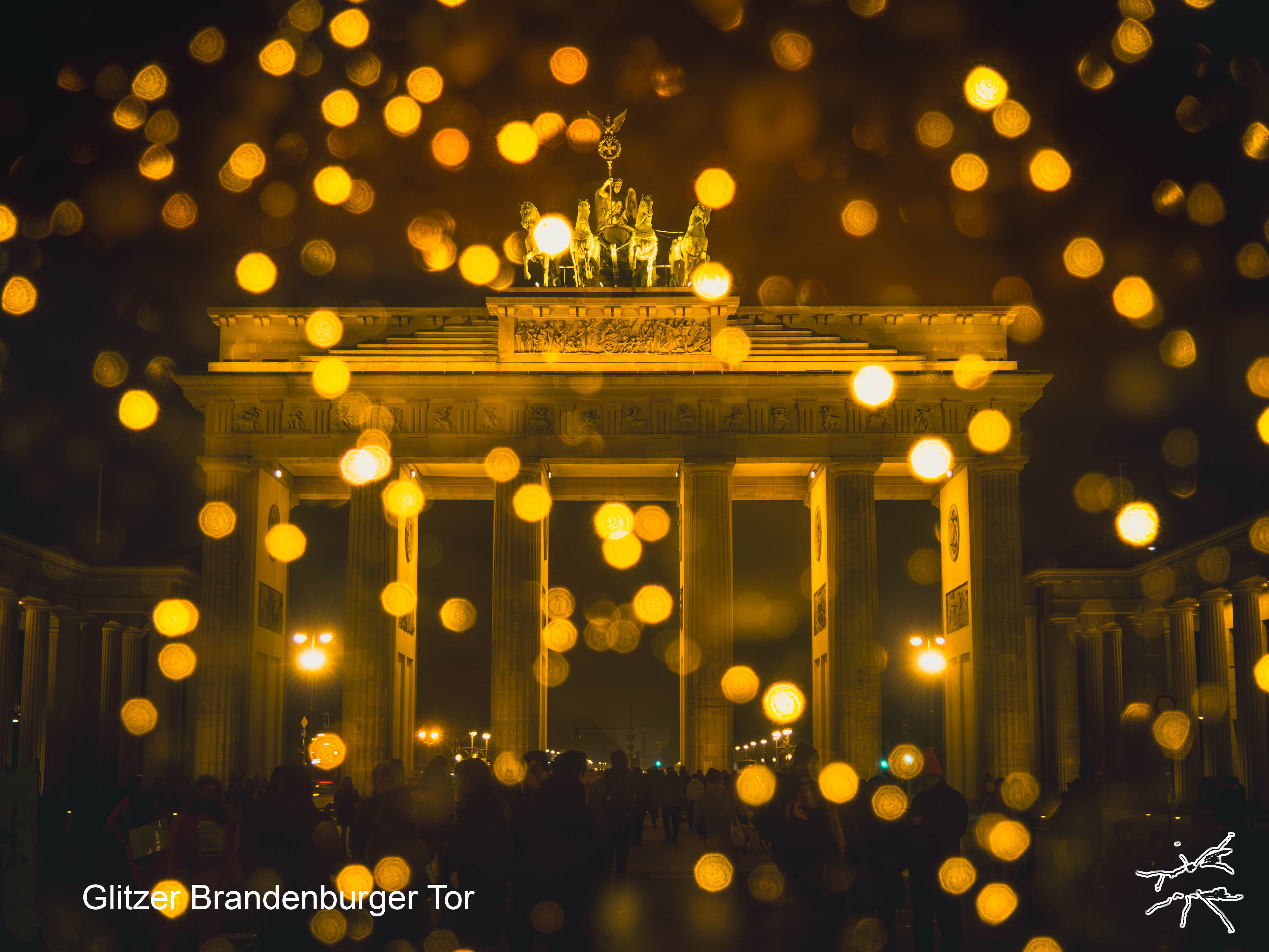 Deutsch: Das Brandenburger Tor leuchtet in der Nacht, umgeben von unzähligen funkelnden Lichtern. Die weichen Bokeh-Effekte erzeugen eine magische Atmosphäre aus Licht, Schatten und Festlichkeit. English: The Brandenburg Gate glows at night, surrounded by countless sparkling lights. Soft bokeh effects create a magical atmosphere of light, shadow, and festivity.