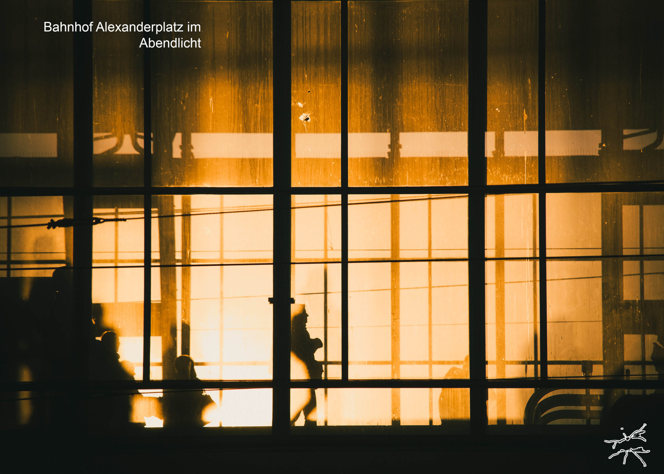 Deutsch: Die Abendsonne spiegelt sich in der Glasfassade des Bahnhofs Alexanderplatz. Schatten dehnen sich aus, Schritte hallen nach – ein Moment zwischen Ankunft und Aufbruch. English: The evening sun reflects on the glass facade of Alexanderplatz station. Shadows stretch, footsteps echo—a moment suspended between arrival and departure.