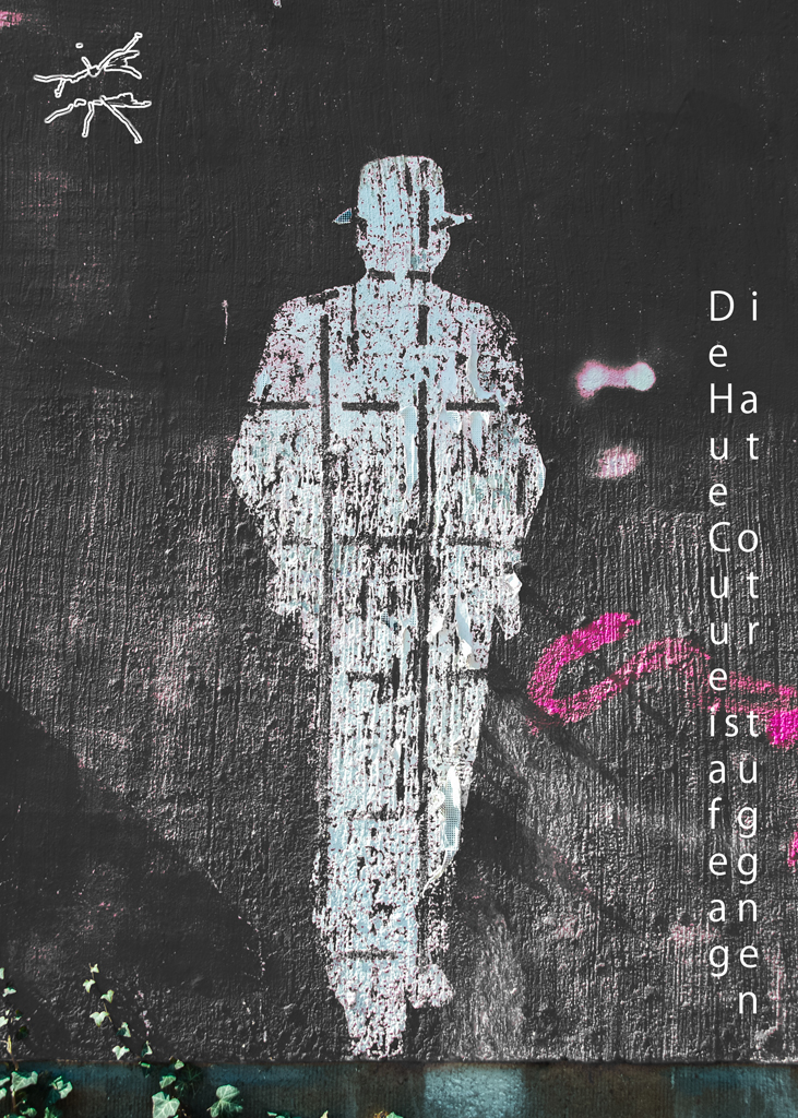 Verwittertes Wandbild einer Person im Anzug, blass und rissig auf schwarzem Grund, daneben ein gesprühter Text in vertikal versetzter Typografie.