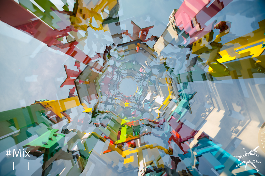 Abstrakte Mehrfachbelichtung farbiger Gebäudeelemente – kaleidoskopartig, intensiv und pulsierend.