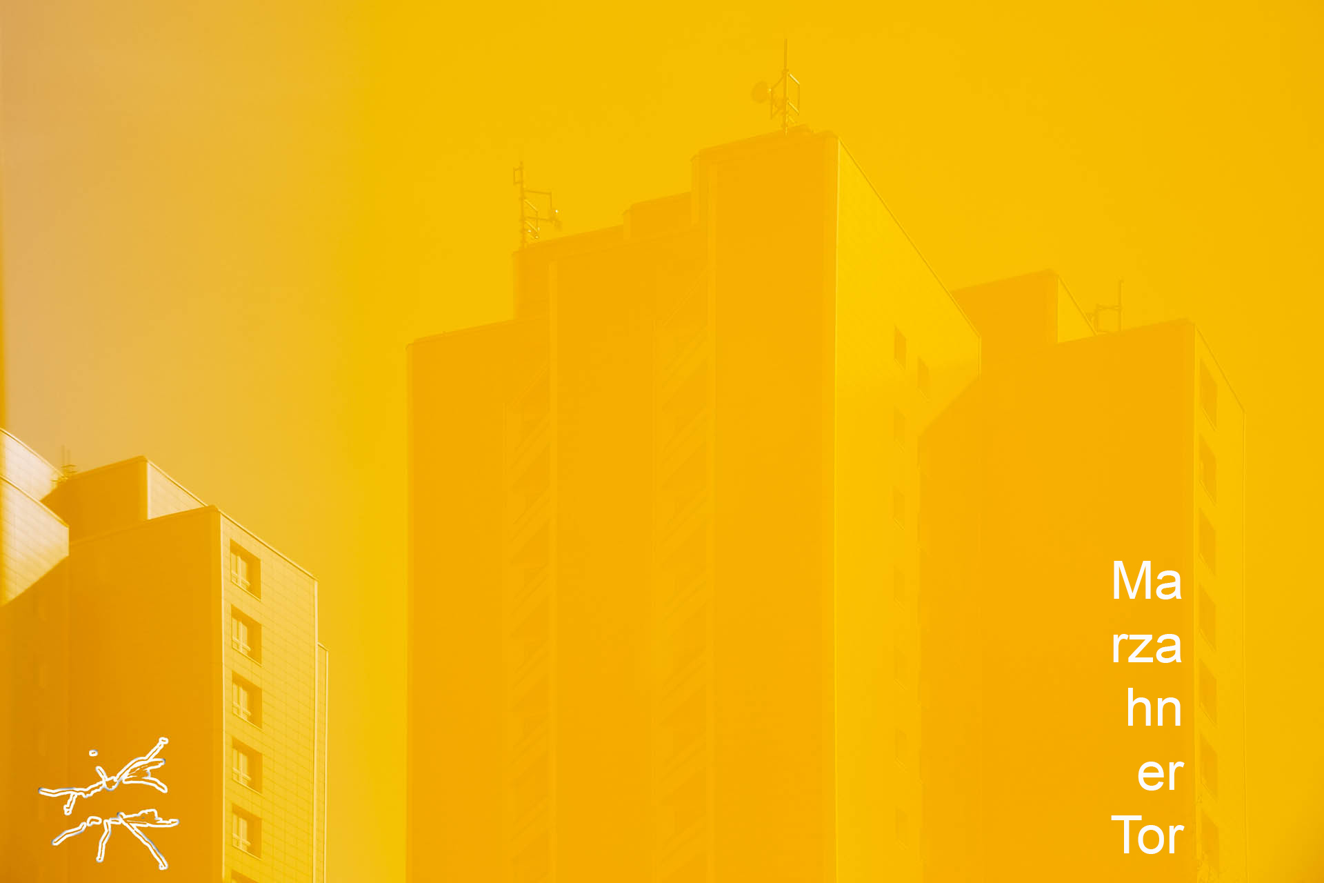 Hochhäuser im dichten Gelbton, schemenhaft im Licht, Marzahner Tor.