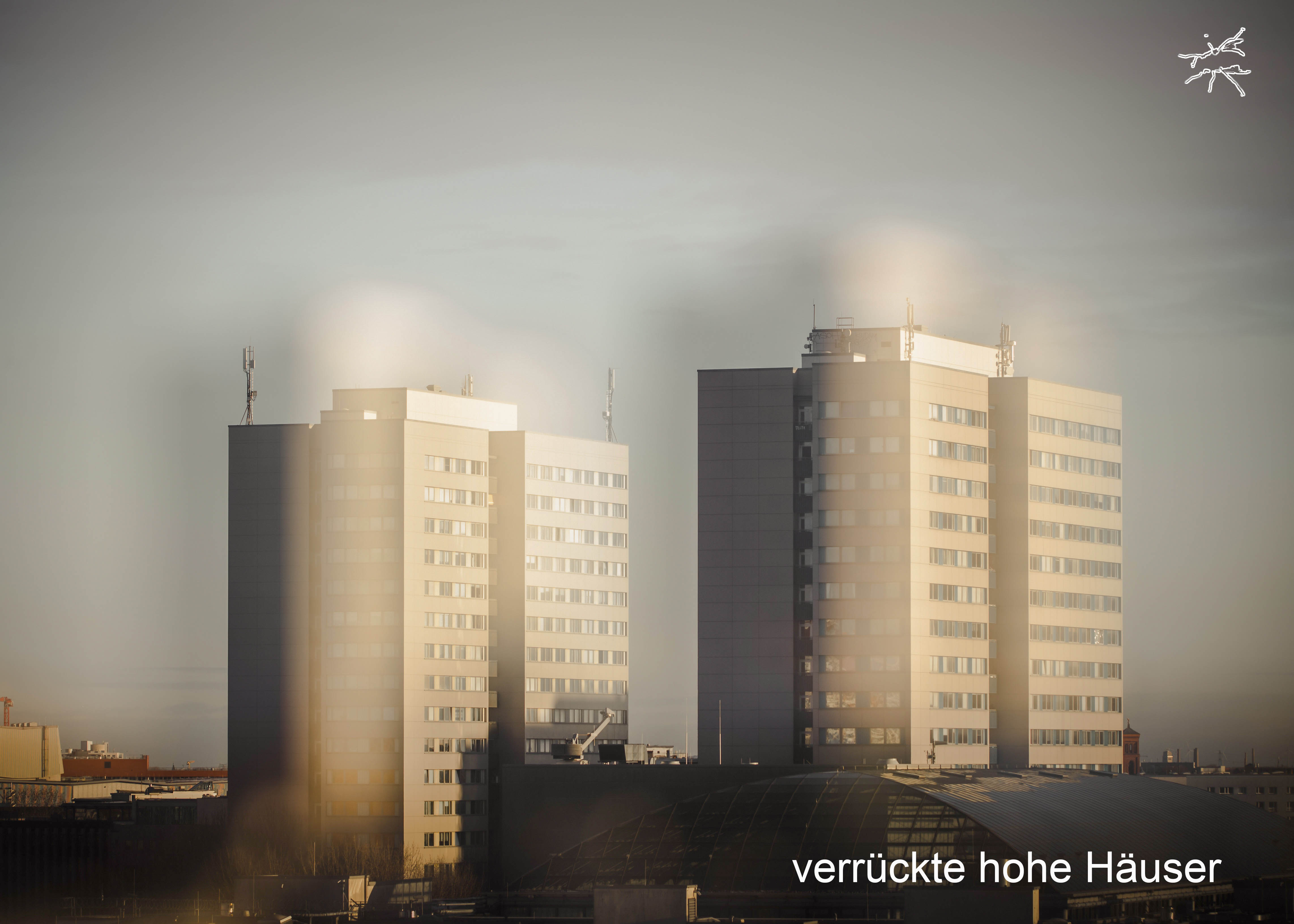 Deutsch: Hochhäuser in DX, ihre Konturen verschwimmen, Formen lösen sich auf. Die Doppelbelichtung verwandelt die Architektur in eine fließende Bewegung, als würde die Stadt sich verändern. English: High-rises in DX, their contours blurring, forms dissolving. The double exposure transforms the architecture into a fluid motion, as if the city were shifting.