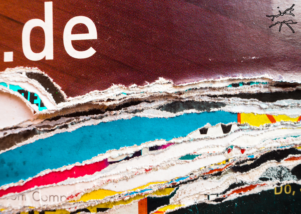 Nahaufnahme mehrschichtig abgerissener Plakate – farbig zerrissen, fragmentiert, urban-poetisch.