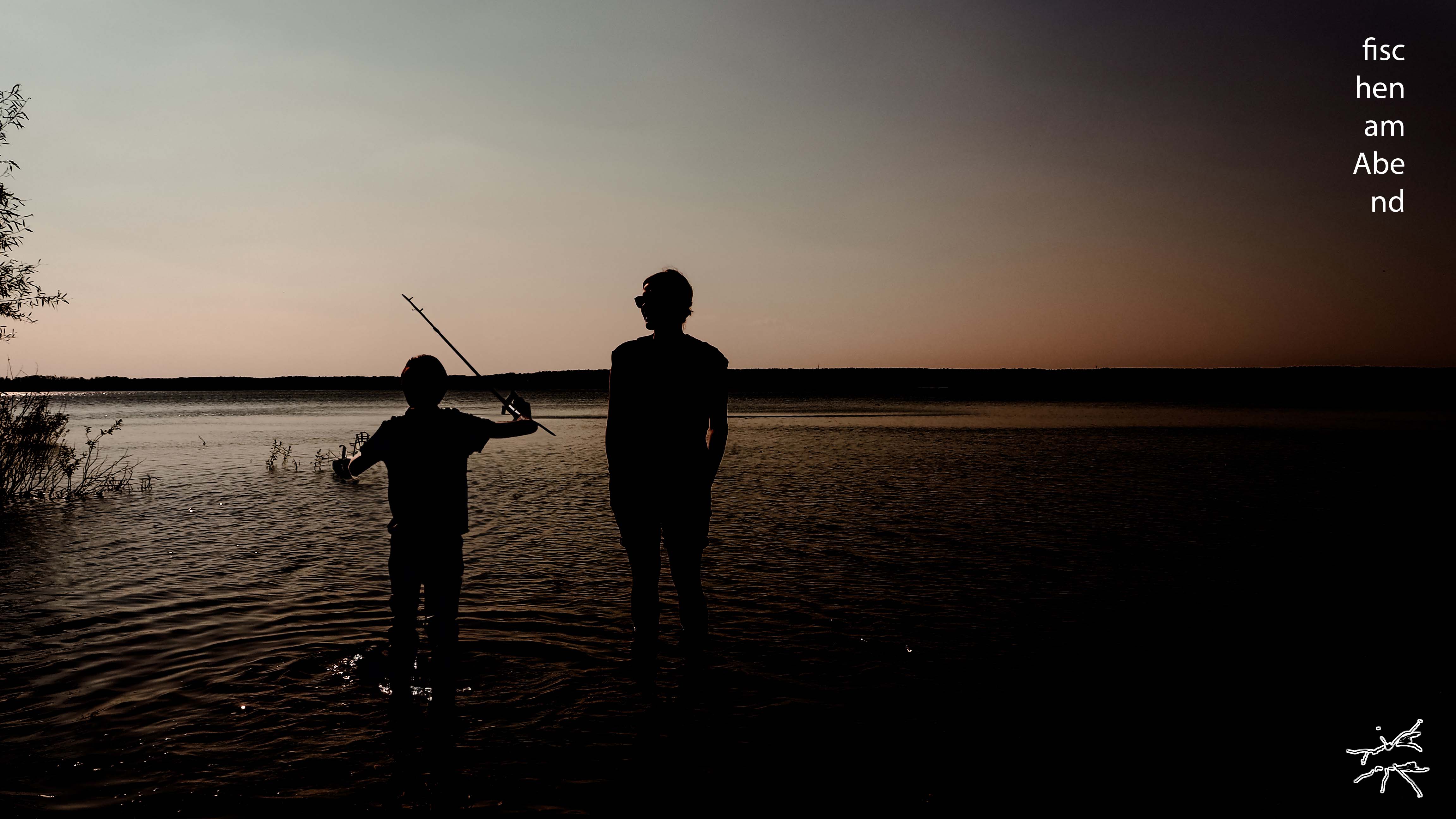 Zwei Silhouetten – ein Kind mit Angel und ein Erwachsener – stehen im flachen Wasser eines Sees, während die Sonne am Horizont untergeht. Die Szene strahlt Ruhe, Nähe und Naturverbundenheit aus.