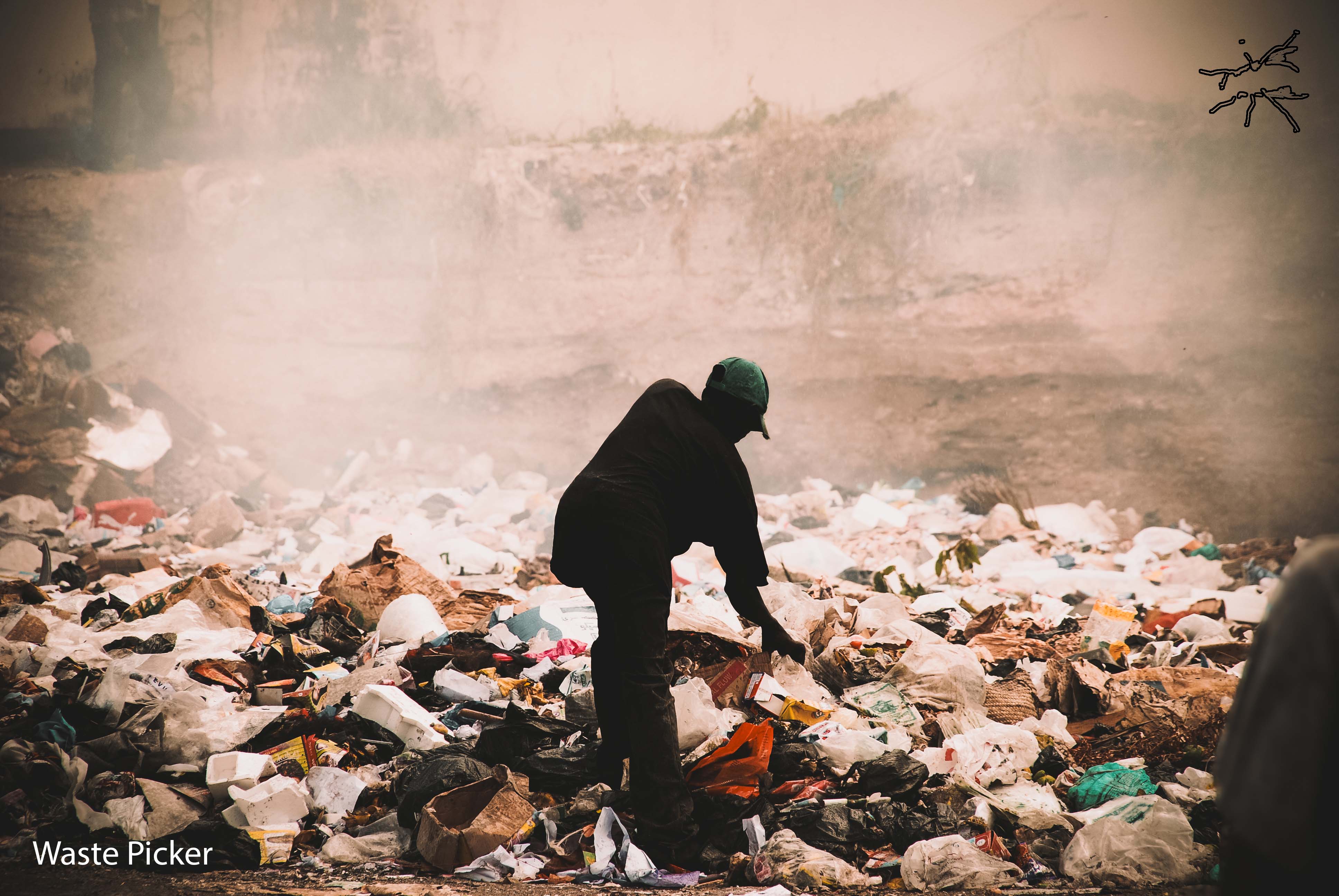 Deutsch: Ein Mann bewegt sich langsam durch Müllberge, seine Silhouette kaum erkennbar im dichten Rauch. Die Luft ist schwer, der Geruch von Verfall liegt darin. Hinter ihm verschwimmt eine Wand im Dunst, Kanten lösen sich im fahlen Licht auf. Seine Bewegungen sind bedacht, jede Geste ein vorsichtiges Suchen nach etwas, das noch Wert hat. English: A man moves slowly through piles of garbage, his silhouette barely visible in the thick smoke. The air is heavy, carrying the scent of decay. Behind him, a rough wall blurs into the haze, its edges dissolving in the dim light. His movements are careful, each gesture a cautious search for something still worth keeping.
