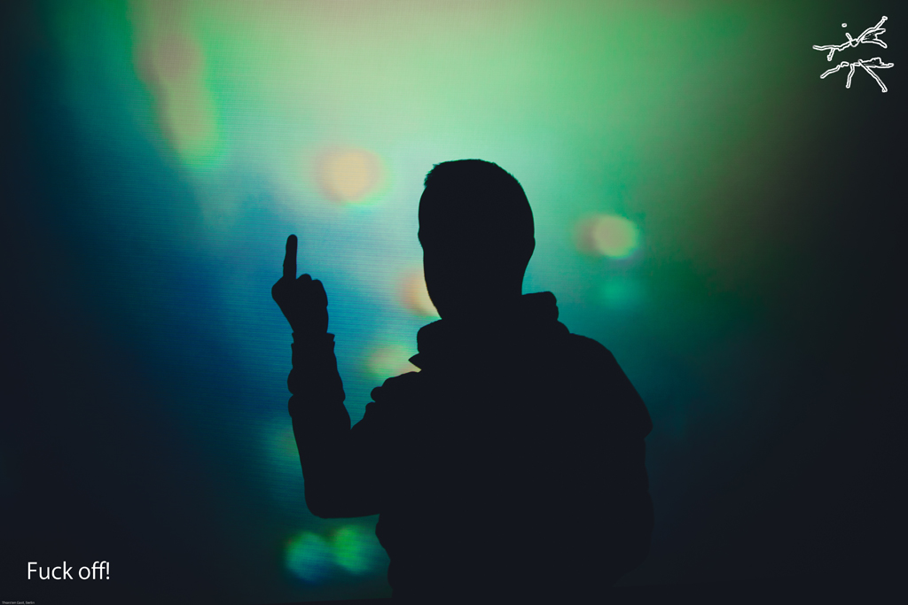 Deutsch:
Eine dunkle Silhouette steht vor einem wirbelnden Hintergrund aus Türkis, Grün und Schwarz. Die erhobene Hand mit ausgestrecktem Mittelfinger setzt ein klares Zeichen – ein Akt der Rebellion, zwischen Frust und Ironie eingefangen.
English:
A dark silhouette stands against a swirling background of turquoise, green, and black. The raised hand with an extended middle finger makes a clear statement—an act of rebellion, caught between frustration and irony.