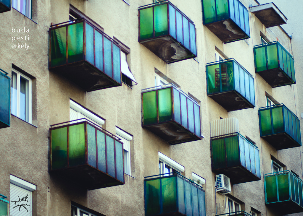 Wohnhaus in Budapest mit markanten grünen Balkonen – geometrisch streng, doch voller leiser Individualität.
