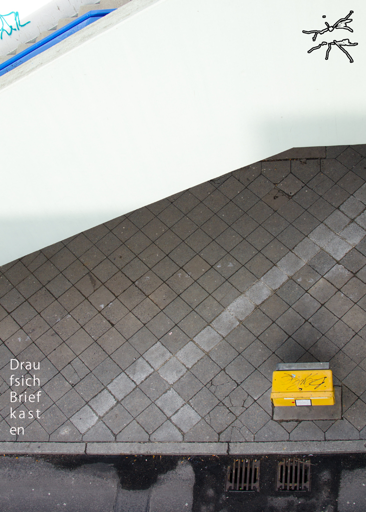 Gelber Briefkasten aus der Vogelperspektive, allein auf gepflastertem Gehweg unter moderner Architektur – urbanes Stillleben.