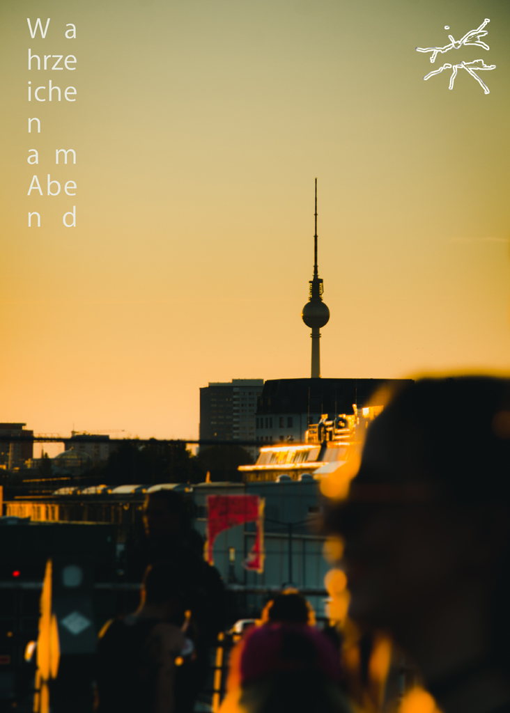 Deutsch:
Der Berliner Fernsehturm erhebt sich vor dem goldenen Abendhimmel, eingerahmt von den Silhouetten der Fuckparade-Teilnehmenden. Die Bewegung der Menschen trifft auf die stille Präsenz des Turms – ein Kontrast aus Dynamik und Beständigkeit.
English:
The Berlin TV Tower rises against the golden evening sky, framed by the silhouettes of Fuckparade participants. The movement of people meets the tower’s still presence—a contrast of dynamism and stability.