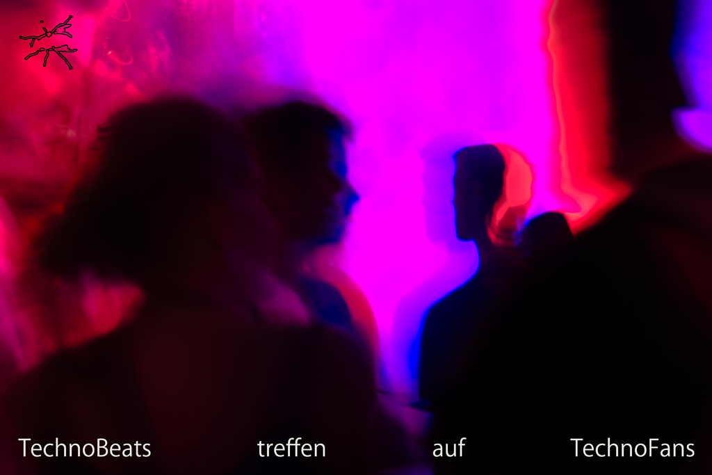 Deutsch:
Blaue und grüne Lichter flackern über die tanzenden Körper, verschwimmen in pinker Wärme. Schatten lösen sich in Bewegung auf, während die Beats tief vibrieren. Der Klang trägt die Menge, pulsierend und grenzenlos.
English:
Blue and green lights flicker over dancing bodies, blending into pink warmth. Shadows dissolve into movement as the beats vibrate deeply. The sound carries the crowd, pulsing and boundless.
