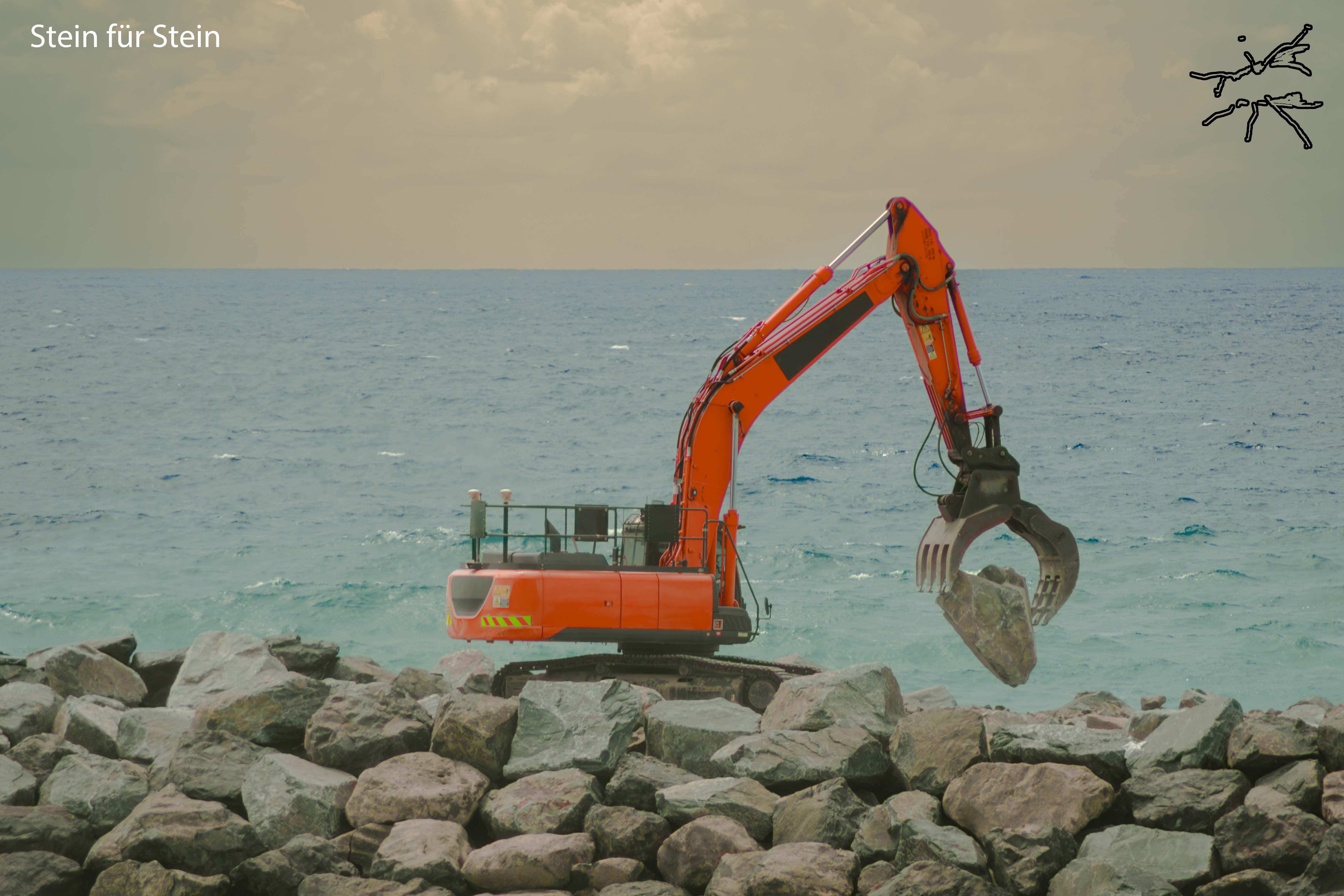(DE) Ein orangefarbener Bagger hebt einen einzelnen Stein aus einer Küstenlinie vor dem offenen Meer. (EN) An orange excavator lifts a single stone from a coastal shoreline in front of the open sea.
