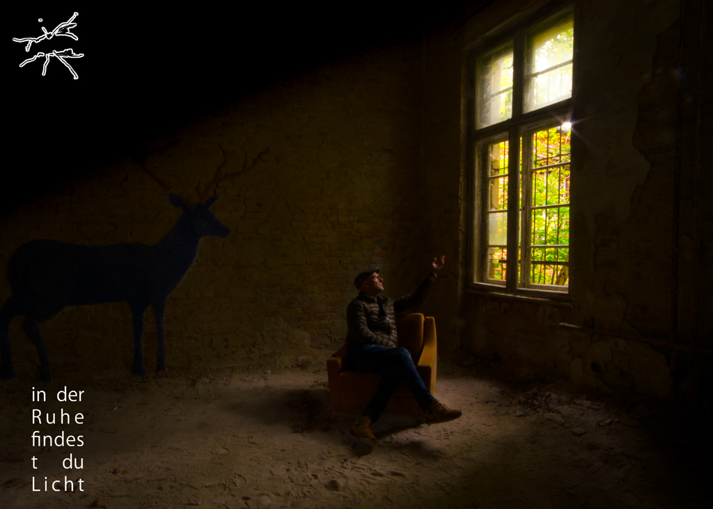 (DE) Eine Person sitzt in einem verlassenen Raum auf einem Sessel und blickt in das einfallende Licht eines Fensters. (EN) A person sits in an abandoned room, facing the light entering through a window.