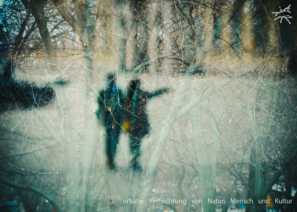 Doppelbelichtetes Bild mit schemenhaften Menschen hinter winterlichen Baumästen – symbolisiert die Durchdringung von Stadt und Natur.