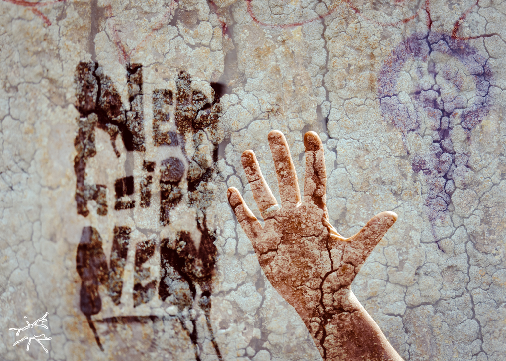 Eine Hand, symbolisch erhoben, überlagert mit einer brüchigen Wandstruktur und verblasster Schrift – ein visuelles Zeichen für Abgrenzung und Selbstschutz.