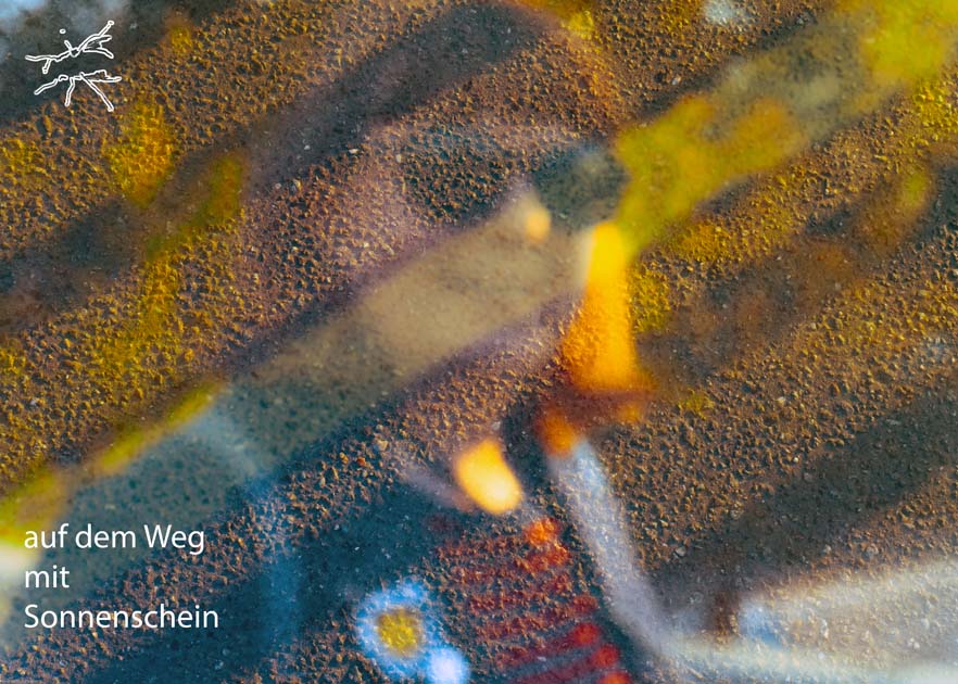 DE: Abstraktes Porträt einer Frau in Doppelbelichtung mit leuchtenden Gelb- und dunklen Farbschichten. EN:Abstract portrait of a woman using double exposure with bright yellow and dark color layers.