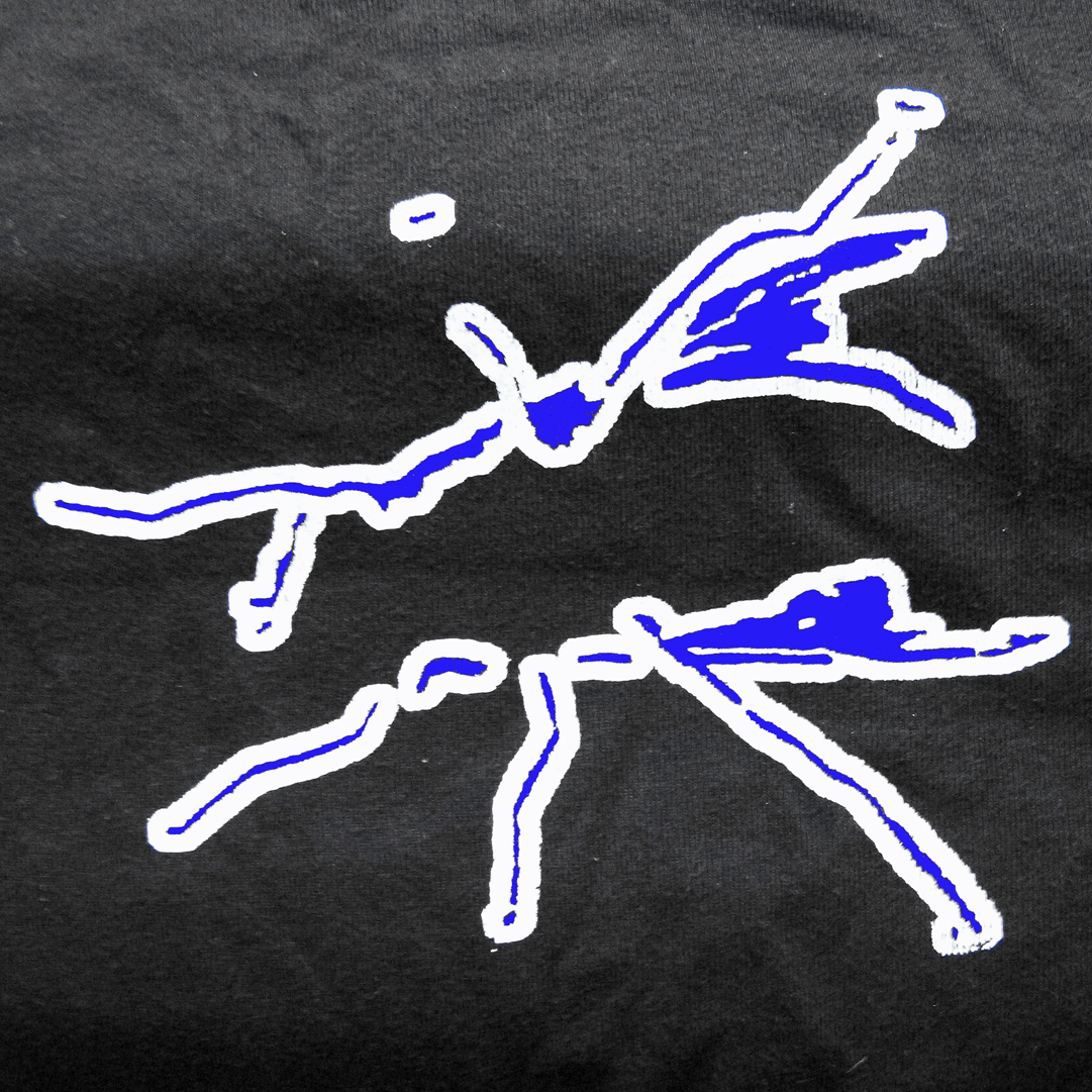 Alternativtext (Deutsch): Eine abstrakte Darstellung einer Fliege, gezeichnet in blauen Linien mit weißer Umrandung auf schwarzem Hintergrund. Die Form scheint zu schweben, eingefangen zwischen Bewegung und Ruhe. Der Kontrast zwischen Blau, Weiß und Schwarz erzeugt Tiefe und Spannung – eine Reduktion auf das Wesentliche, inspiriert von „Jock Scott“ und dem Gespür für den perfekten Moment. Alternative Text (English): An abstract representation of a fly, drawn in blue lines with a white outline on a black background. The form appears to hover, caught between motion and stillness. The contrast of blue, white, and black creates depth and tension— a reduction to the essential, inspired by “Jock Scott” and the sense of the perfect moment.