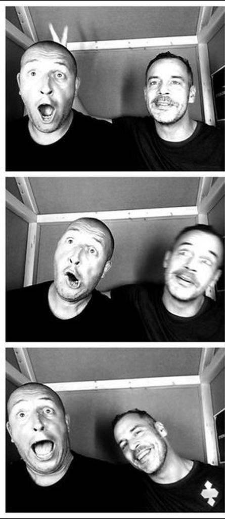 Deutsch: Drei Fotostreifen in Schwarz-Weiß zeigen zwei Männer in einer Fotobox. Überraschung, Lachen, spielerische Gesten – ein Moment voller Dynamik und Leichtigkeit. Ein Zusammenspiel aus Blicken und Bewegungen, festgehalten in kurzen Sequenzen. English: Three black-and-white photo strips show two men in a photo booth. Surprise, laughter, playful gestures – a moment full of energy and ease. An interplay of looks and movements, captured in quick sequences.