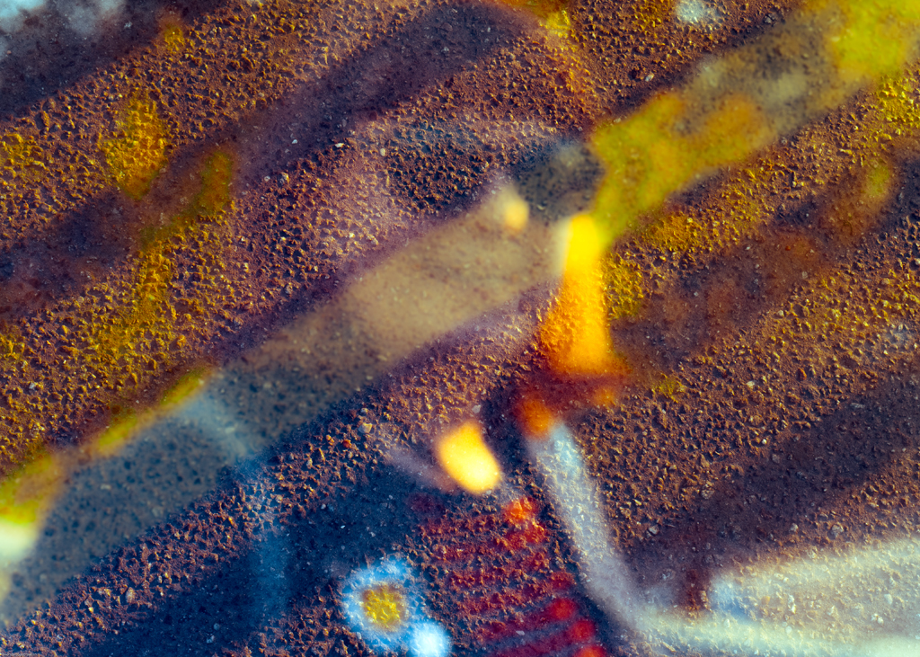 Abstraktes Porträt einer Frau in Doppelbelichtung mit leuchtenden Gelb- und dunklen Farbschichten. Abstract portrait of a woman using double exposure with bright yellow and dark color layers.