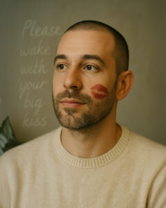 (DE) Porträt einer Person mit nachdenklichem Blick, warmes Licht, ein rotes Herz als leises Symbol für Nähe und Zuneigung. (EN) Portrait of a person with a thoughtful expression, warm light, and a red heart as a subtle symbol of closeness and affection.