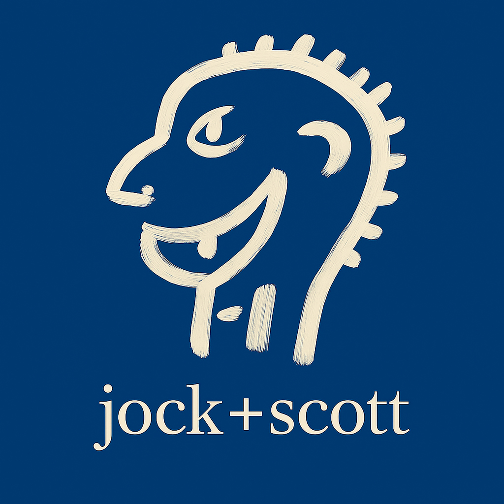 DE: Logo von jock+scott: Stilisierter, lachender Kopf mit Pinselstrich-Optik auf marineblauem Grund. EN: jock+scott logo: Stylized, smiling head with a brushstroke aesthetic on a navy blue background.