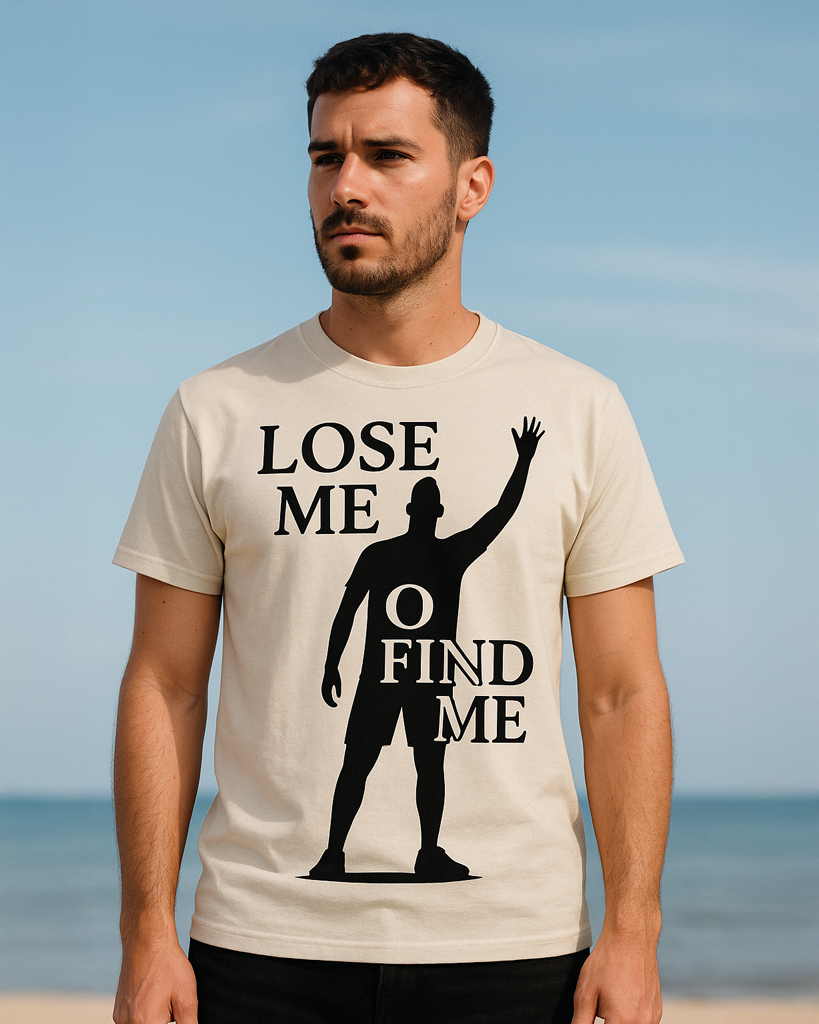 (DE) Person trägt ein T-Shirt mit dem Motiv „LOSE ME / FIND ME“, einer stehenden Figur und einem schwarzen Kreis. (EN) Person wearing a T-shirt with the “LOSE ME / FIND ME” design featuring a standing figure and a black circle.