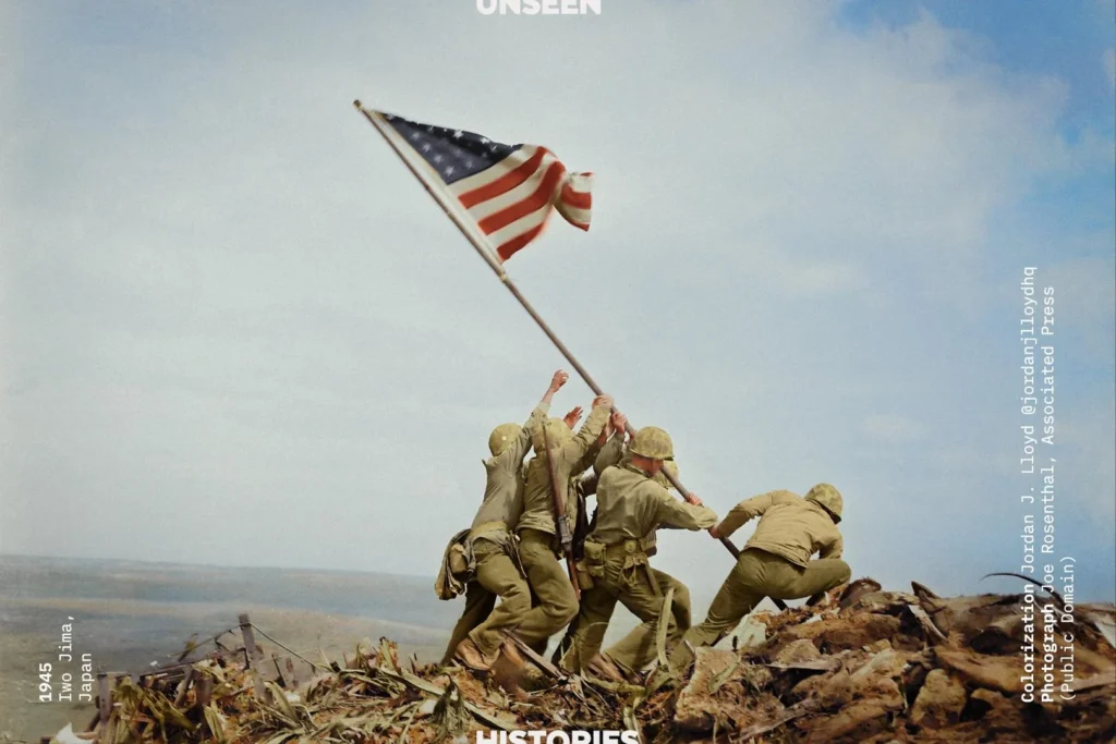 US‑Soldaten hissen die amerikanische Flagge auf Iwo Jima, 1945 – koloriertes historisches Foto von Joe Rosenthal (Public Domain)