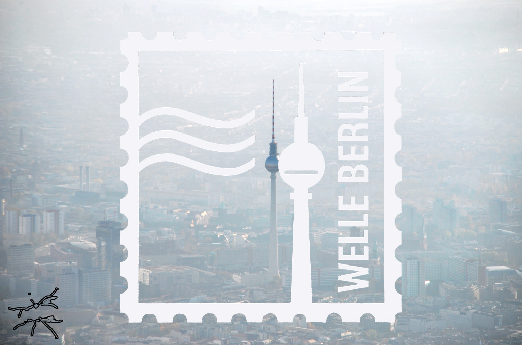 Berlin-Skyline mit stilisierter Briefmarke, Fernsehturm und Schriftzug „Welle Berlin“