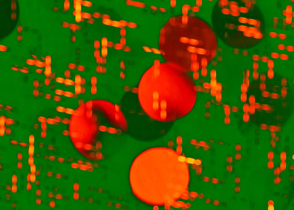 Abstrakte Lichtpunkte und Linien in warmen Orangetönen – fließende Struktur zwischen Ordnung und Bewegung