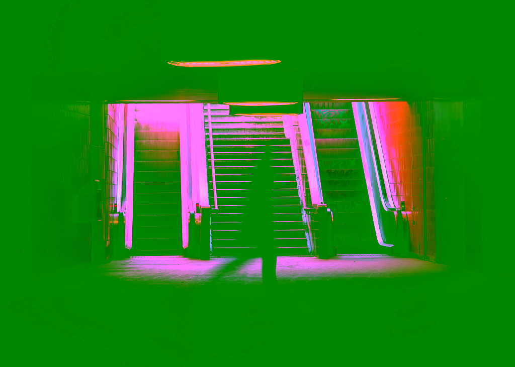 Silhouette einer Person in einem U-Bahn-Durchgang vor Rolltreppen – Licht und Schatten formen einen stillen Raum